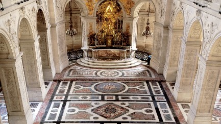 l'image montre une vue de l'intérieur de la Chapelle royale avec l'autel et le pavage de marbre