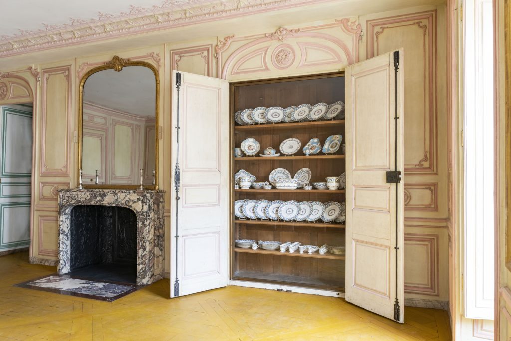 Cette photo montre la présentation des pièces de porcelaine dans l'appartement de Madame Du Barry