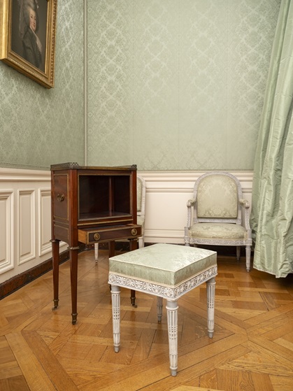 Table de chevet de Marie-Antoinette nouvellement acquise grâce à la Société des Amis de Versailles et placée dans la chambre de l'appartement du rez-de-chaussée de la Reine.