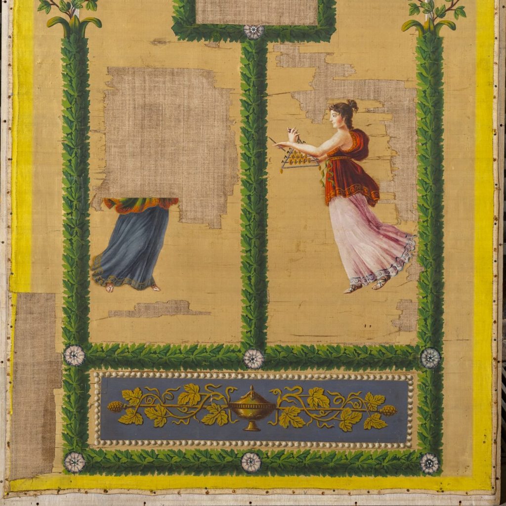 Cette image montre une partie du décor d'une Tenture de Vauchelet. Une nymphe est représentée. Ce décor est symptomatique du style antiquisant de l'époque.