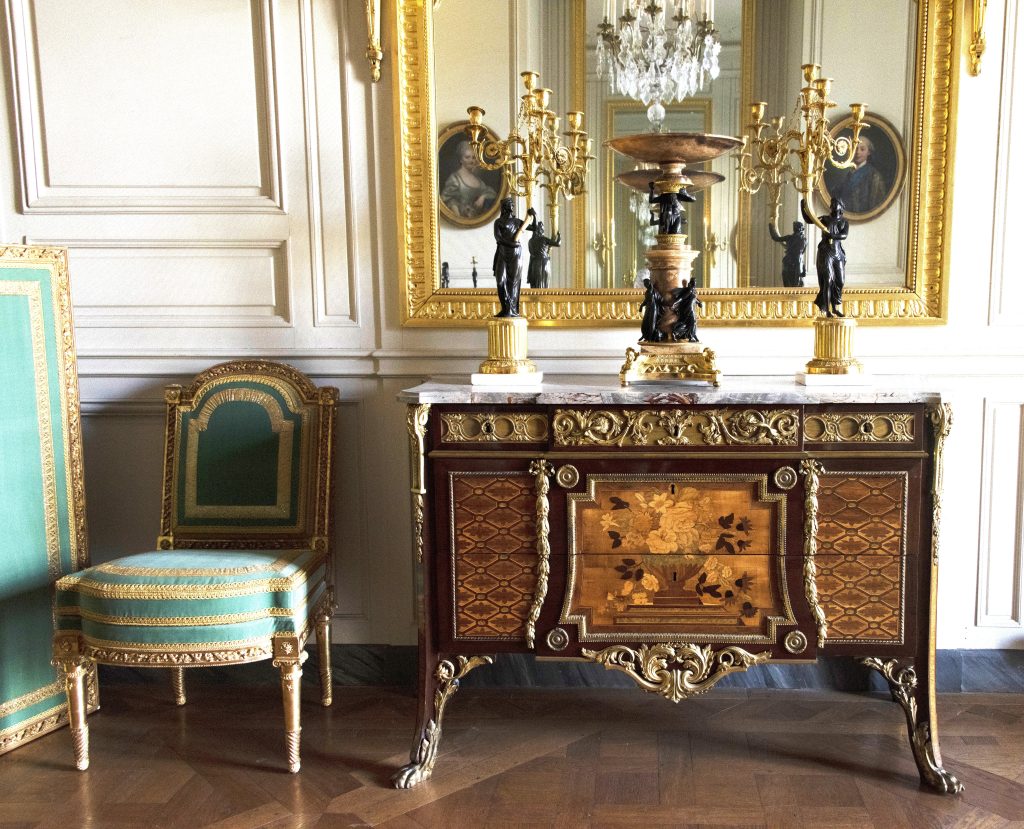 Cette image montre la commode de Madame Adélaïde